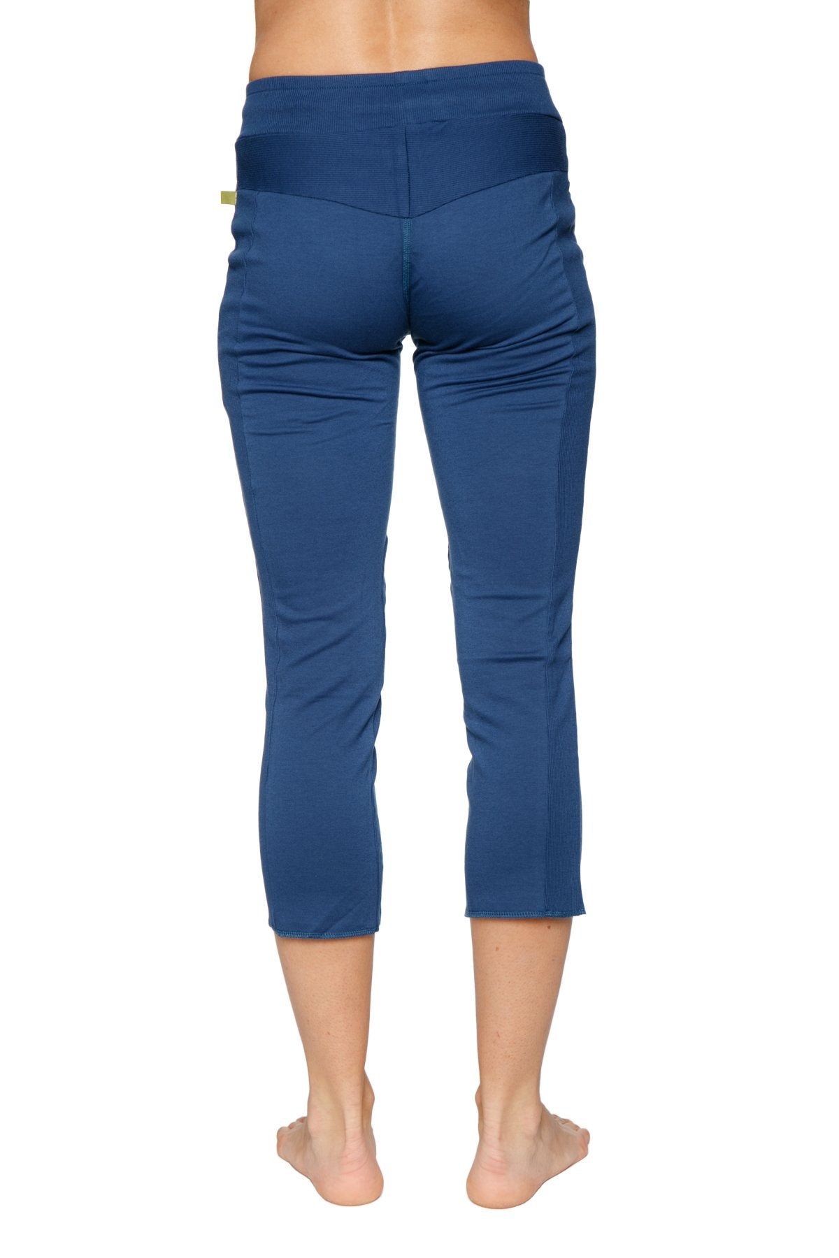 Navy blue women’s 4/5 length zipper pocket capri yoga pant with high-waisted elastic band and side seam detailing