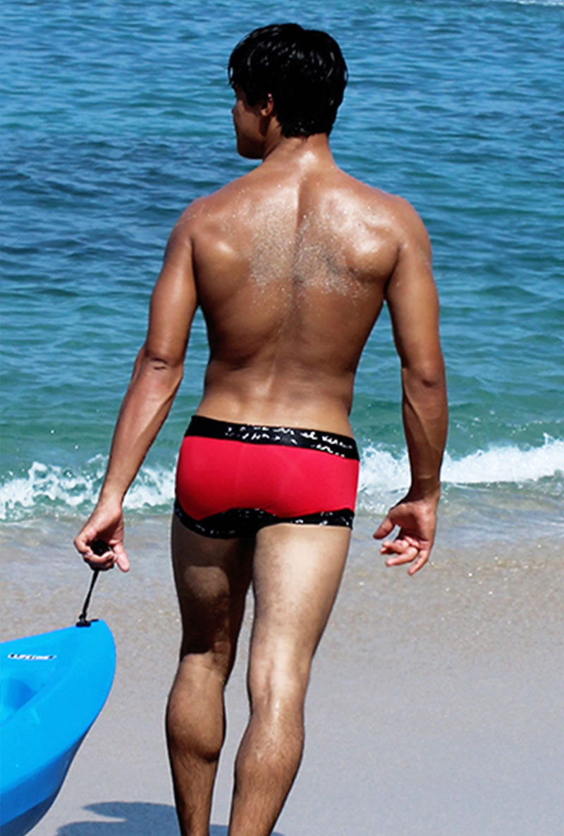 Icker Sea Schnür-Badehose mit kontrastfarbenem, quadratischem Schnitt, Rot/Schwarz COB-15-17