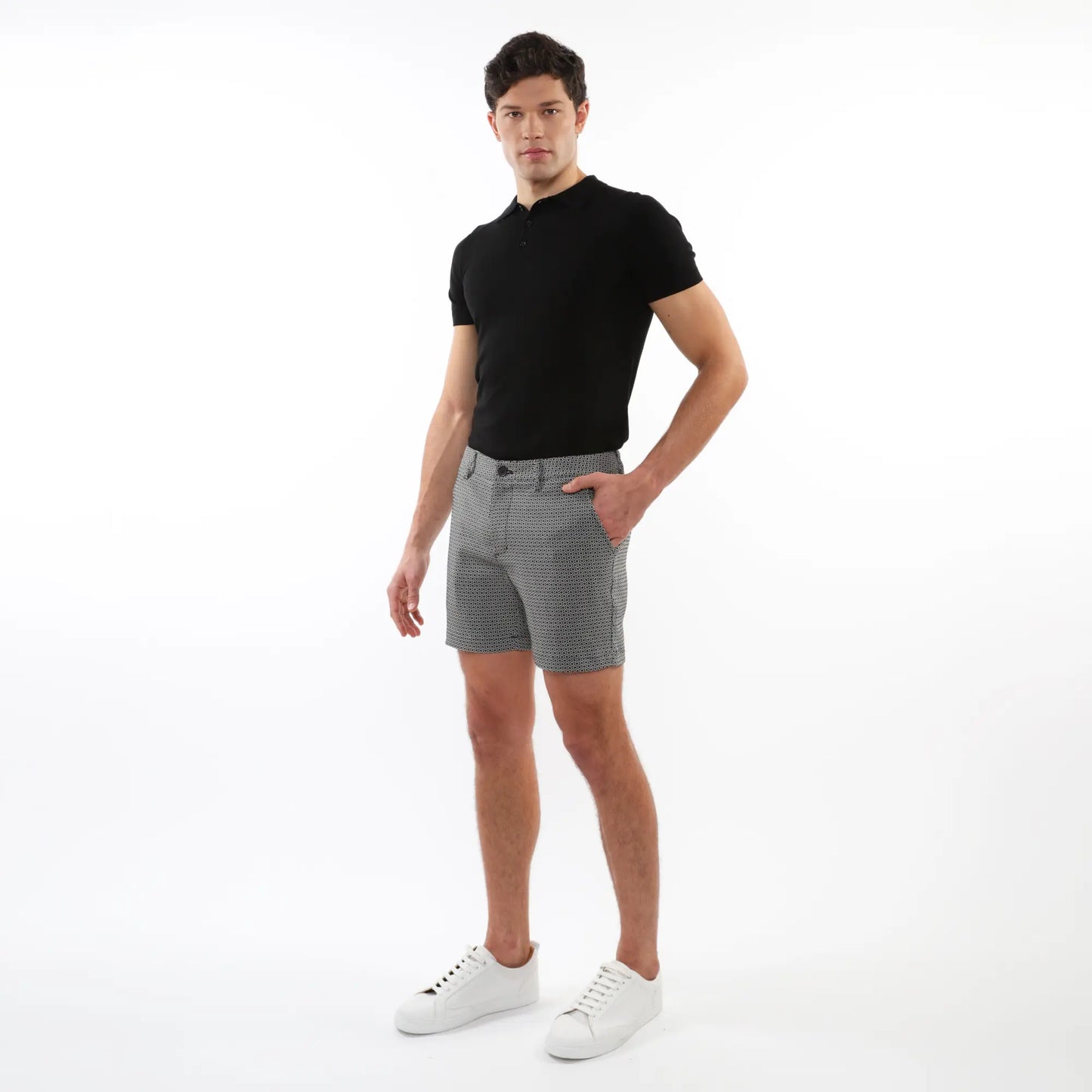 Men’s black short-sleeved polo shirt made of textured jacquard stretch fabric for comfortable casual wear
