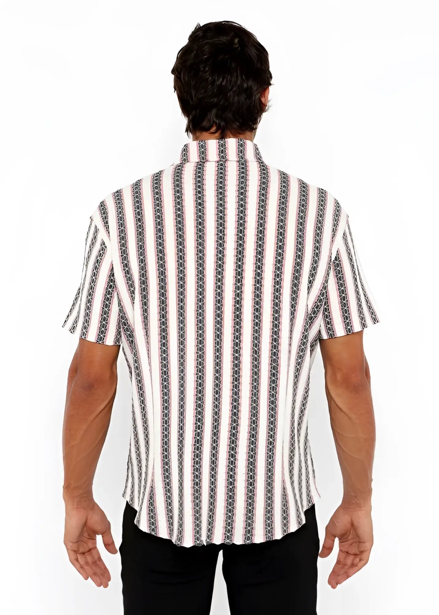 A man wearing a zigzag stripe open stretch knit short-sleeved shirt with white black and gray chain-like pattern