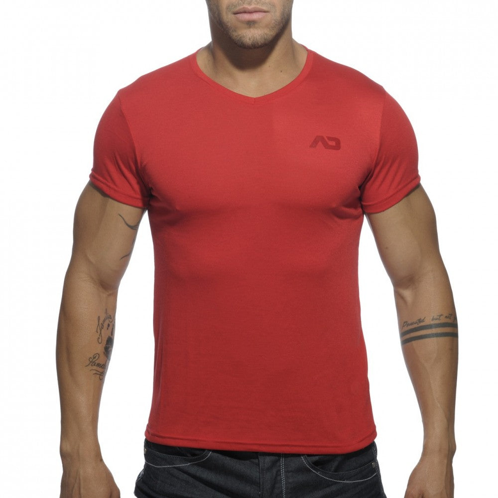 Basic v-neck t-shirt in red with short sleeves and a subtle logo on the left chest for casual wear