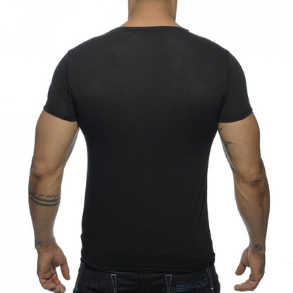 Black short-sleeved crew neck t-shirt made of soft cotton for basic casual wear