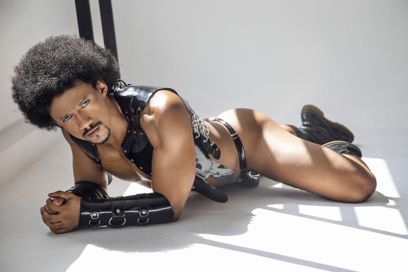 Black leather dom thong with silver chain accents in gloss black from candyman 99819 collection