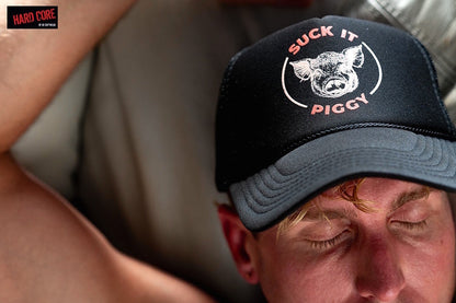 Hard Core 3900 Herren Suck it Piggy Trucker Cap - Schwarz
