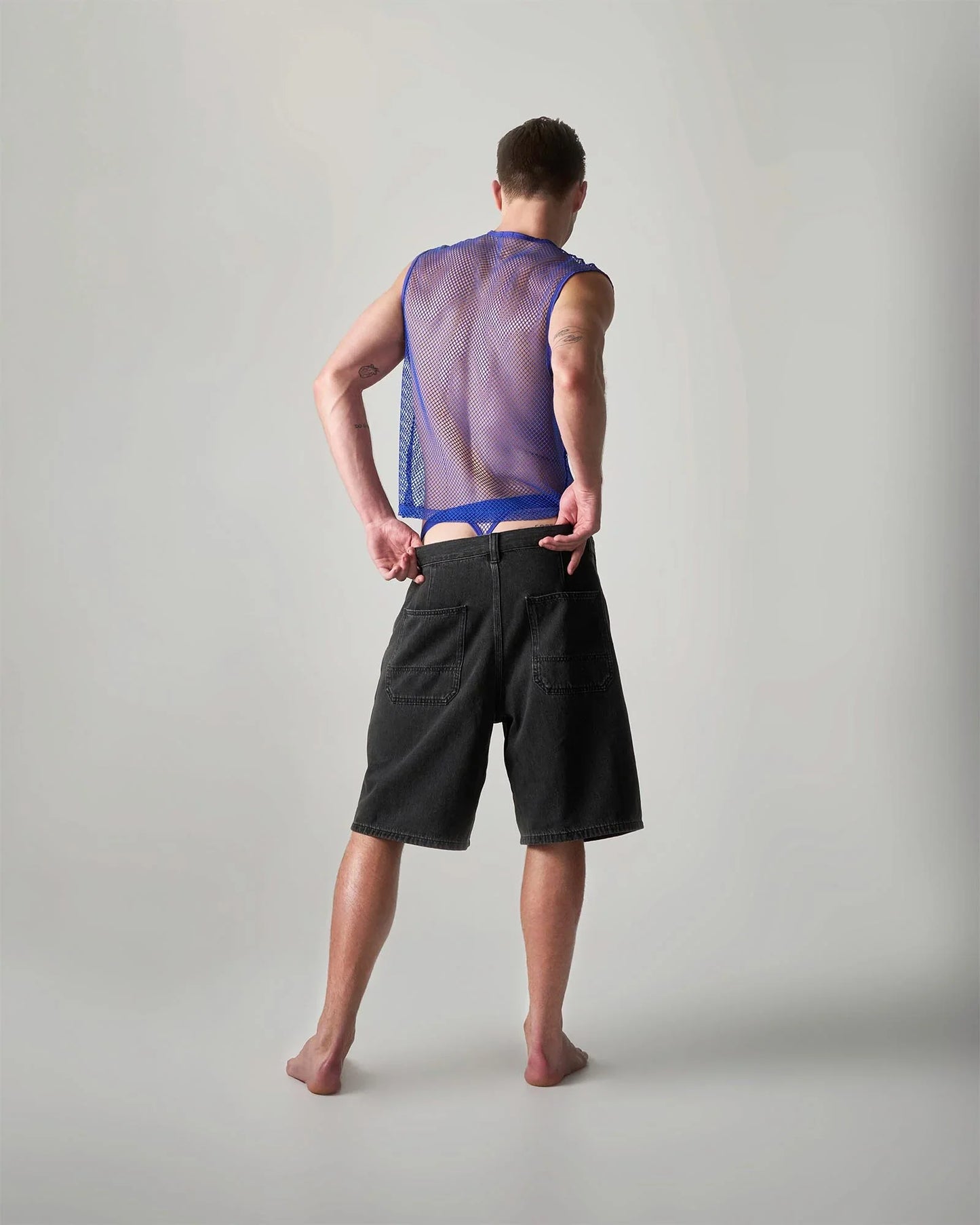 Edge net mesh muscle tank in translucent purple with blue waistband made of breathable mesh fabric
