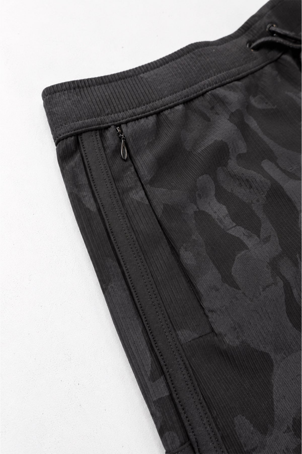 JJ Malibu Men's City Fit Drawstring Short Shorts - Monochrome Camo