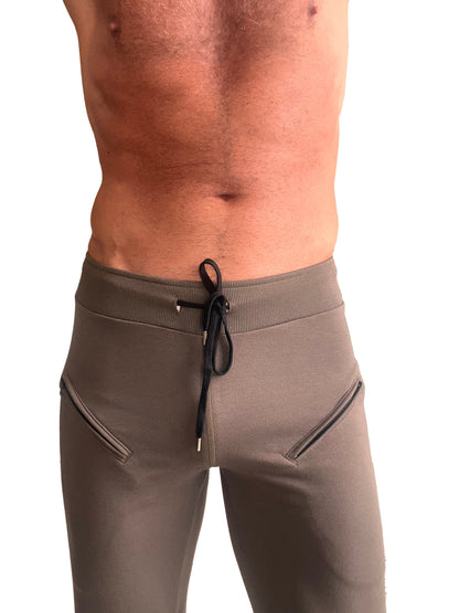 Mens 4/5 zipper pocket capri yoga pants in army green with gray ribbed waistband and black drawstring featuring angled pockets