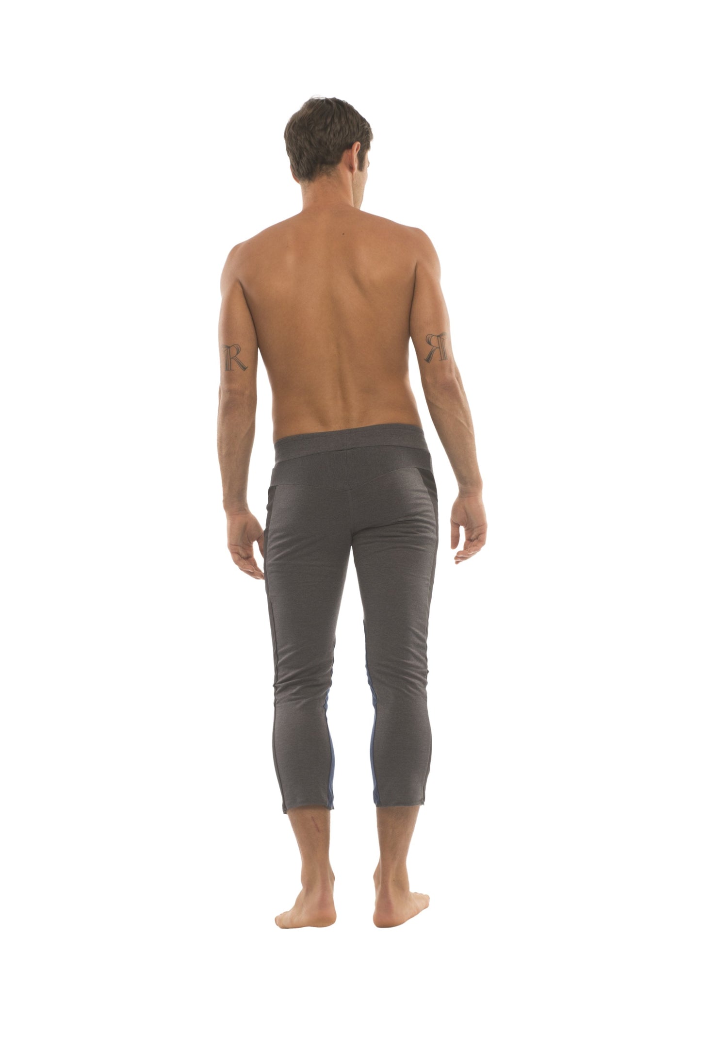 Mens charcoal 4/5 zipper pocket capri yoga pants in dark gray sleek slightly reflective form-fitting material