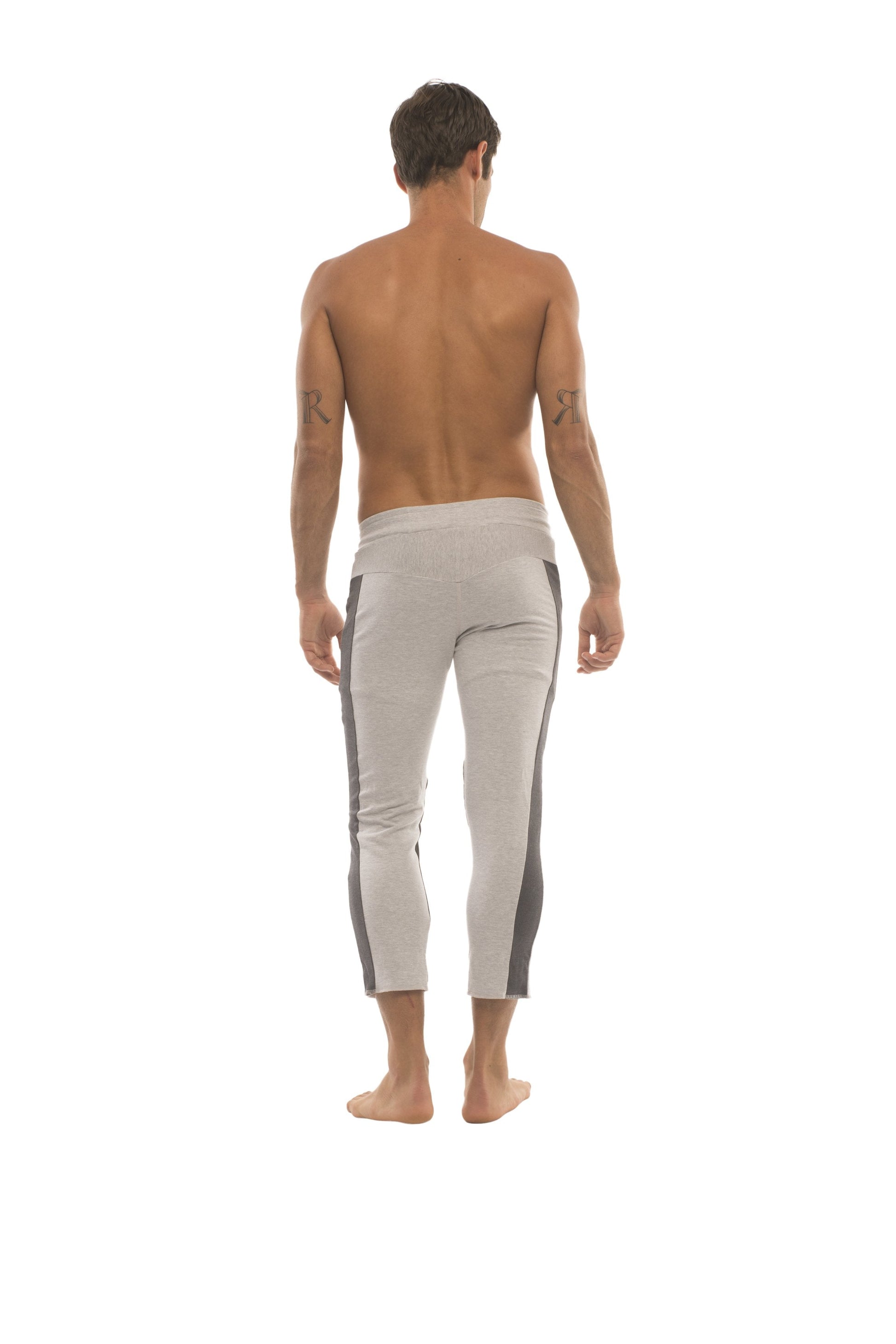 Mens 4/5 zipper pocket capri yoga pants in light gray with dark gray vertical side stripes for activewear