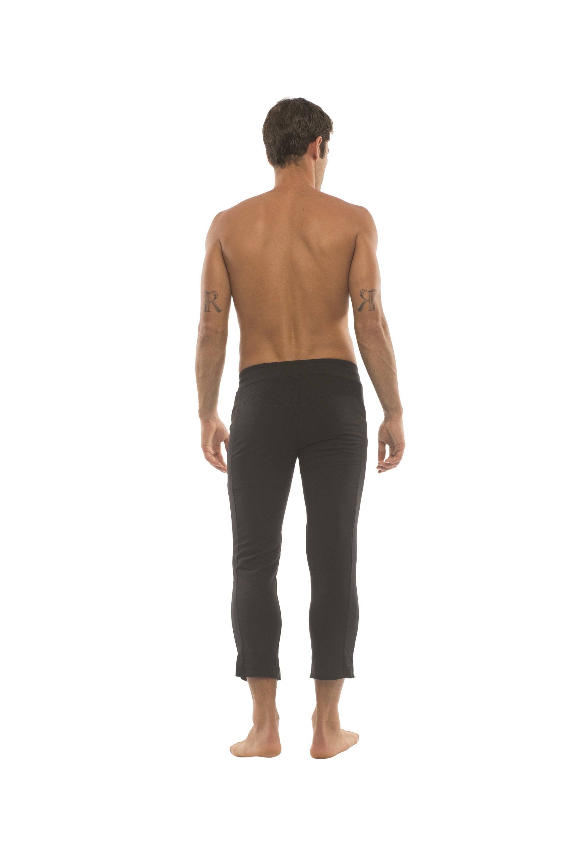 Mens solid black 4/5 zipper pocket capri yoga pants with smooth stretchy fabric and snug fit