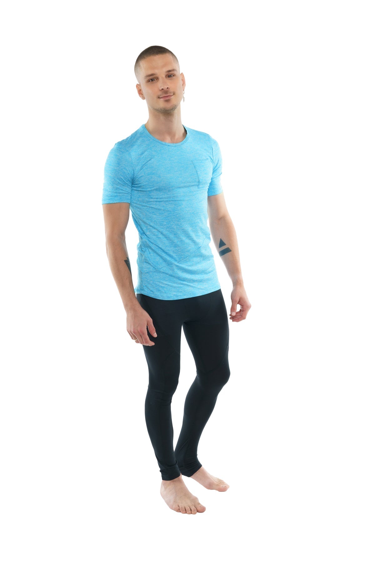 A man wearing a coral heather perfect pocket crew neck tee with light blue short sleeves and black leggings