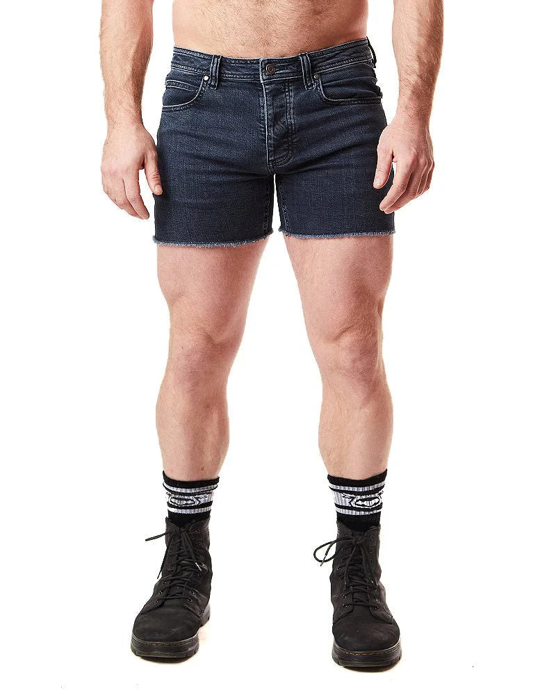 Dark blue denim quad short with frayed hem for a casual summer look
