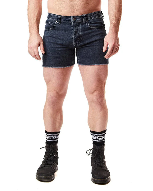 Dark blue denim quad short with frayed hem for a casual summer look
