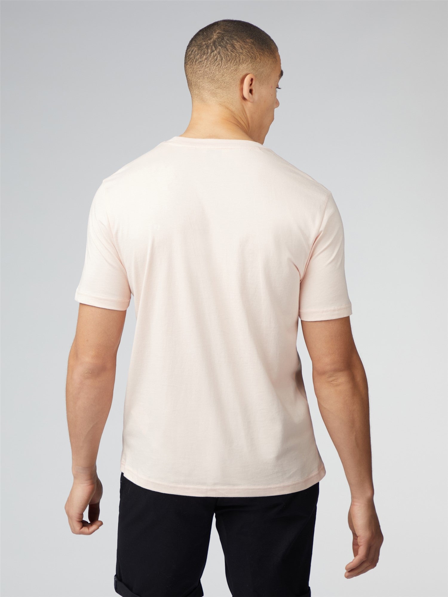 A soft blush-colored signature t-shirt with chest pocket made of smooth cotton fabric and short sleeves
