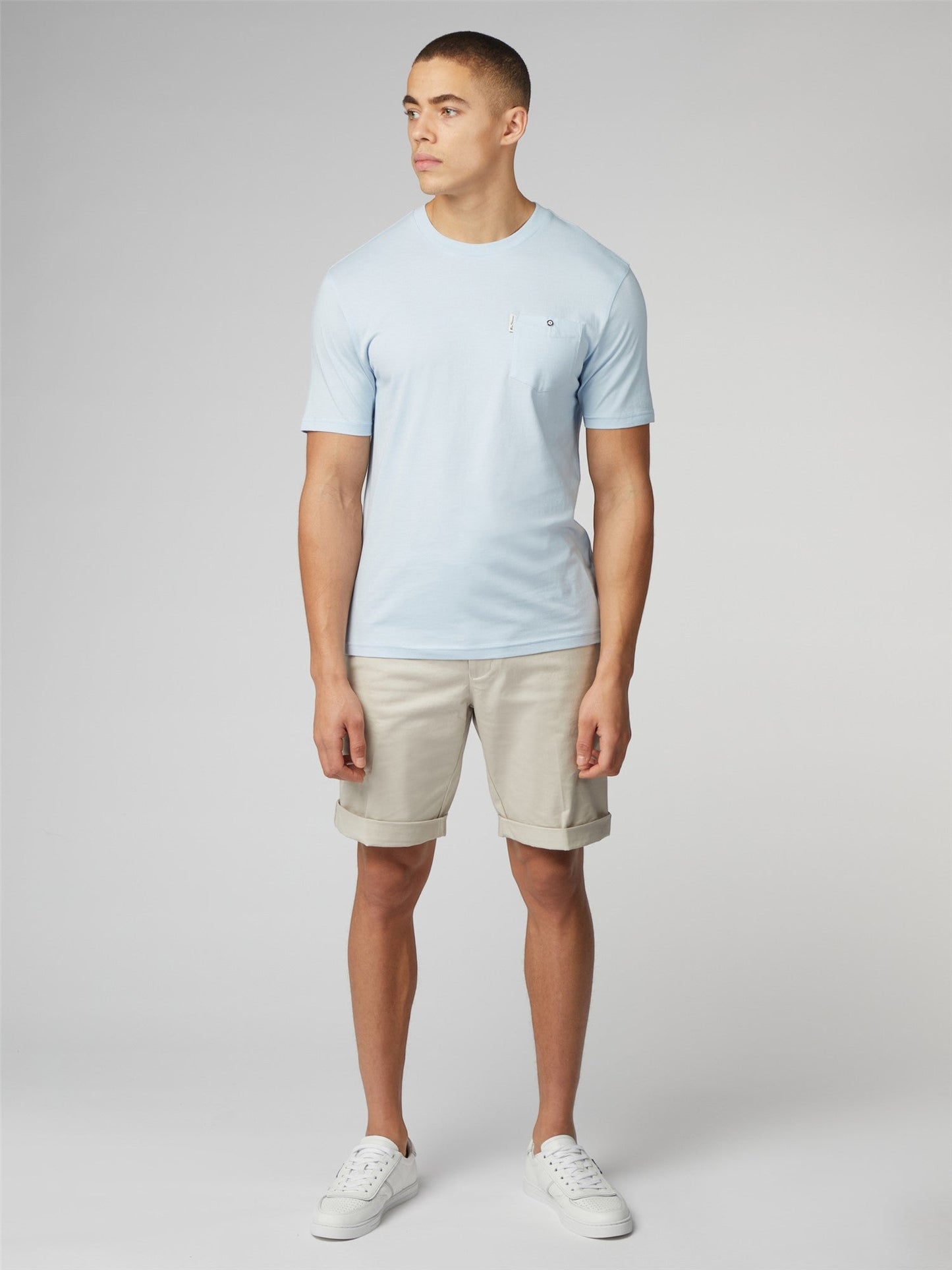 Light blue short-sleeved cotton signature t-shirt with chest pocket and small embroidered logo on the left chest
