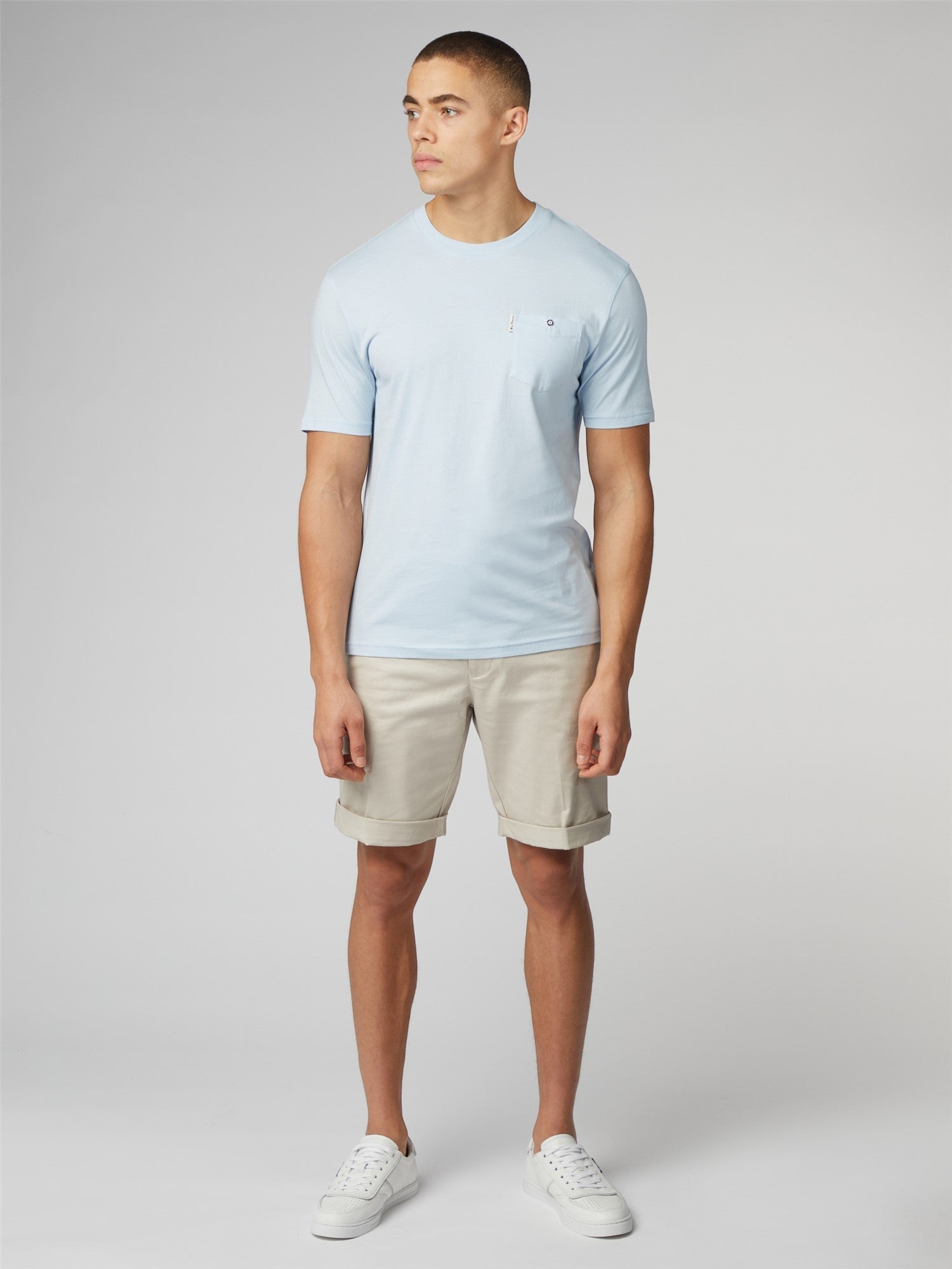 Light blue short-sleeved cotton signature t-shirt with chest pocket and small embroidered logo on the left chest