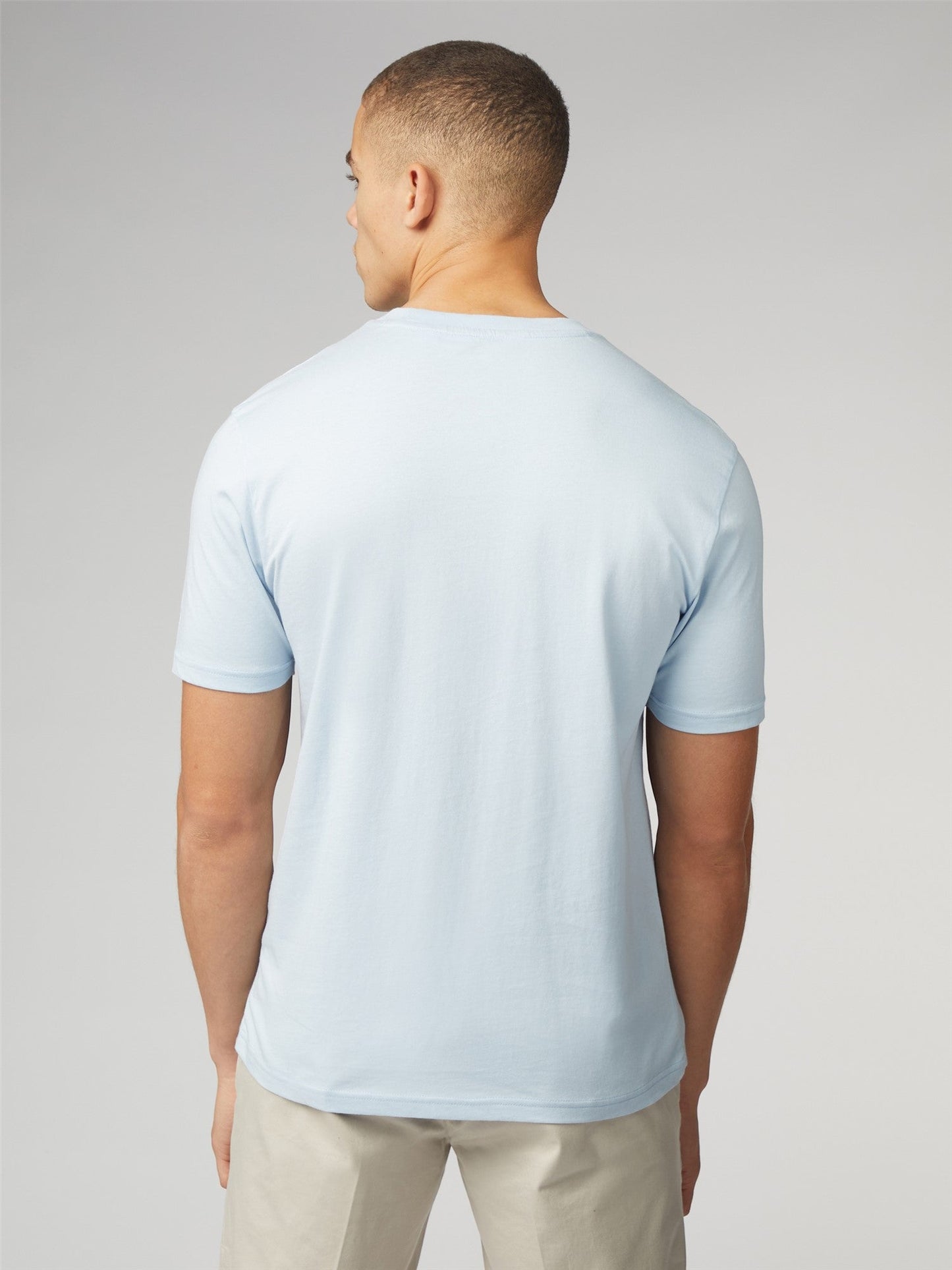 A light blue signature t-shirt with chest pocket made of soft cotton fabric and short sleeves