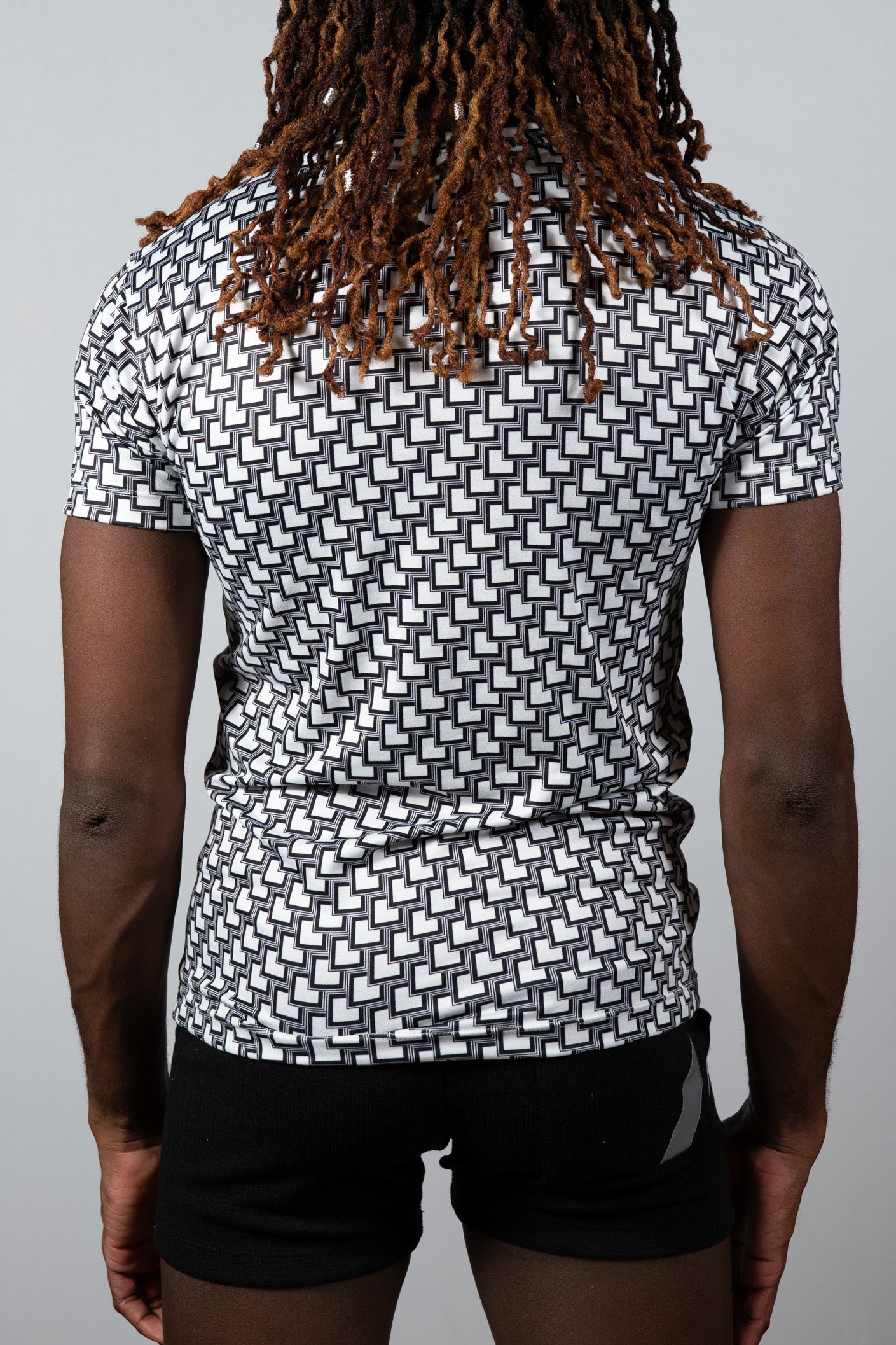 Black and white geometric patterned short-sleeve athletic shirt tile print tee for activewear use