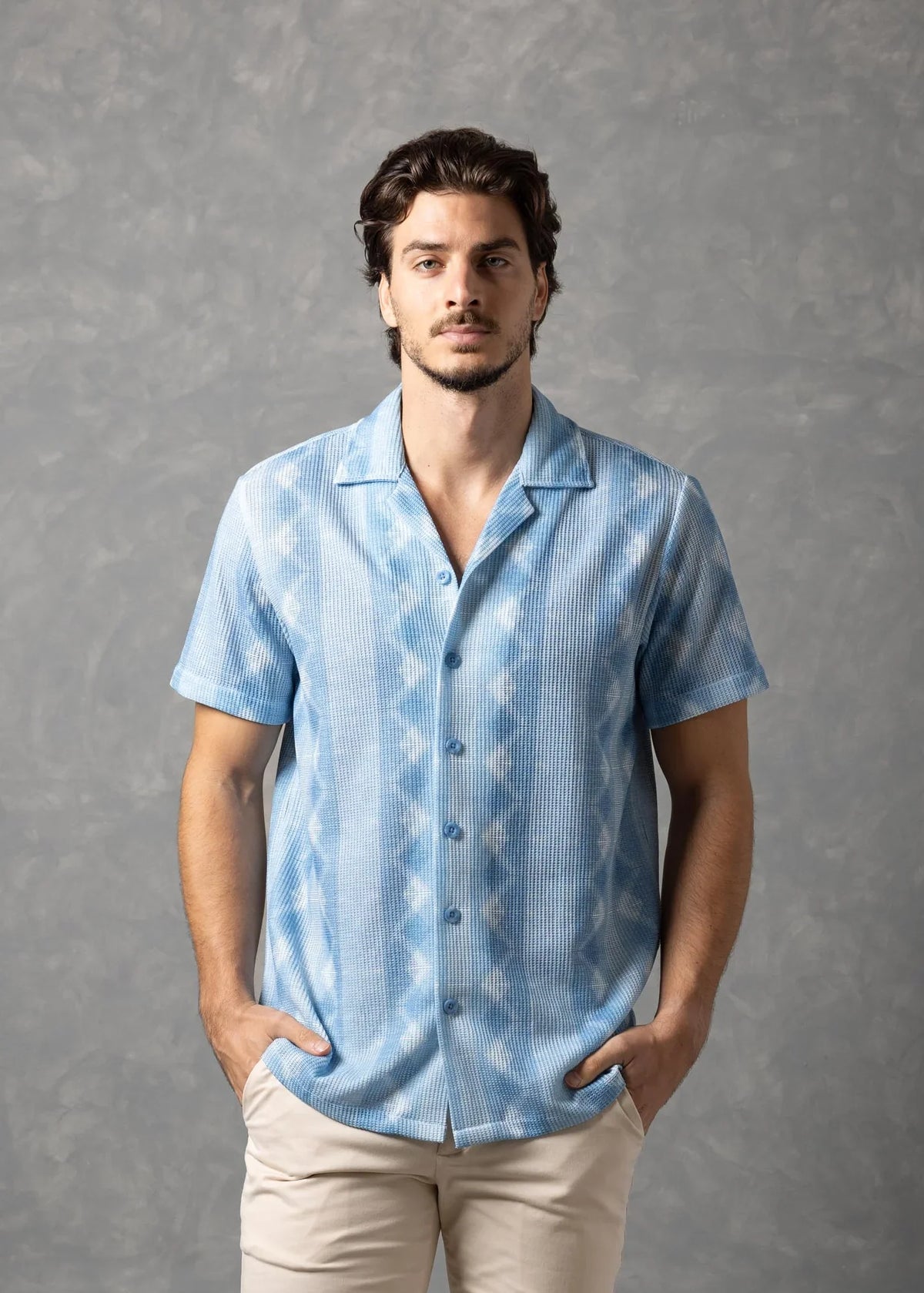 Bespoke Moda Herren-Kurzarmhemd mit Textur „Azure Coast“ – Blau