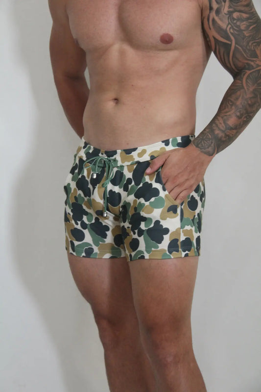 Camouflage fleece shorts in green beige and black tones with drawstring waistband made of fleece material