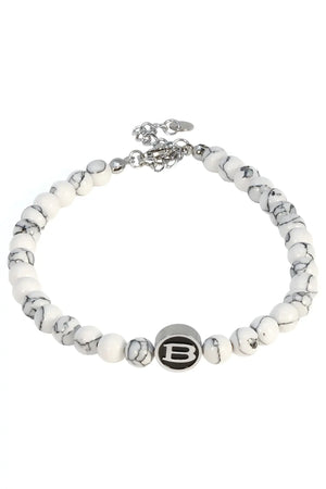 Classy wrinkle bracelet with white and black marbled beads and a silver-toned b charm
