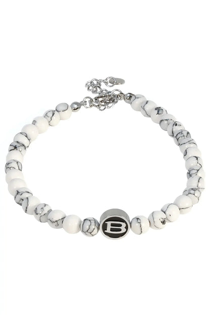 Classy wrinkle bracelet with white and black marbled beads and a silver-toned b charm