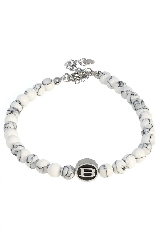 Classy wrinkle bracelet with white and black marbled beads and a silver-toned b charm