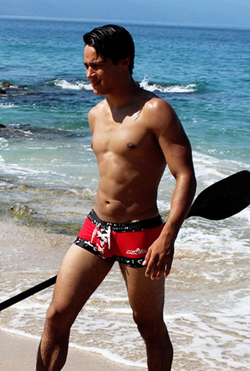 Icker Sea Schnür-Badehose mit kontrastfarbenem, quadratischem Schnitt, Rot/Schwarz COB-15-17