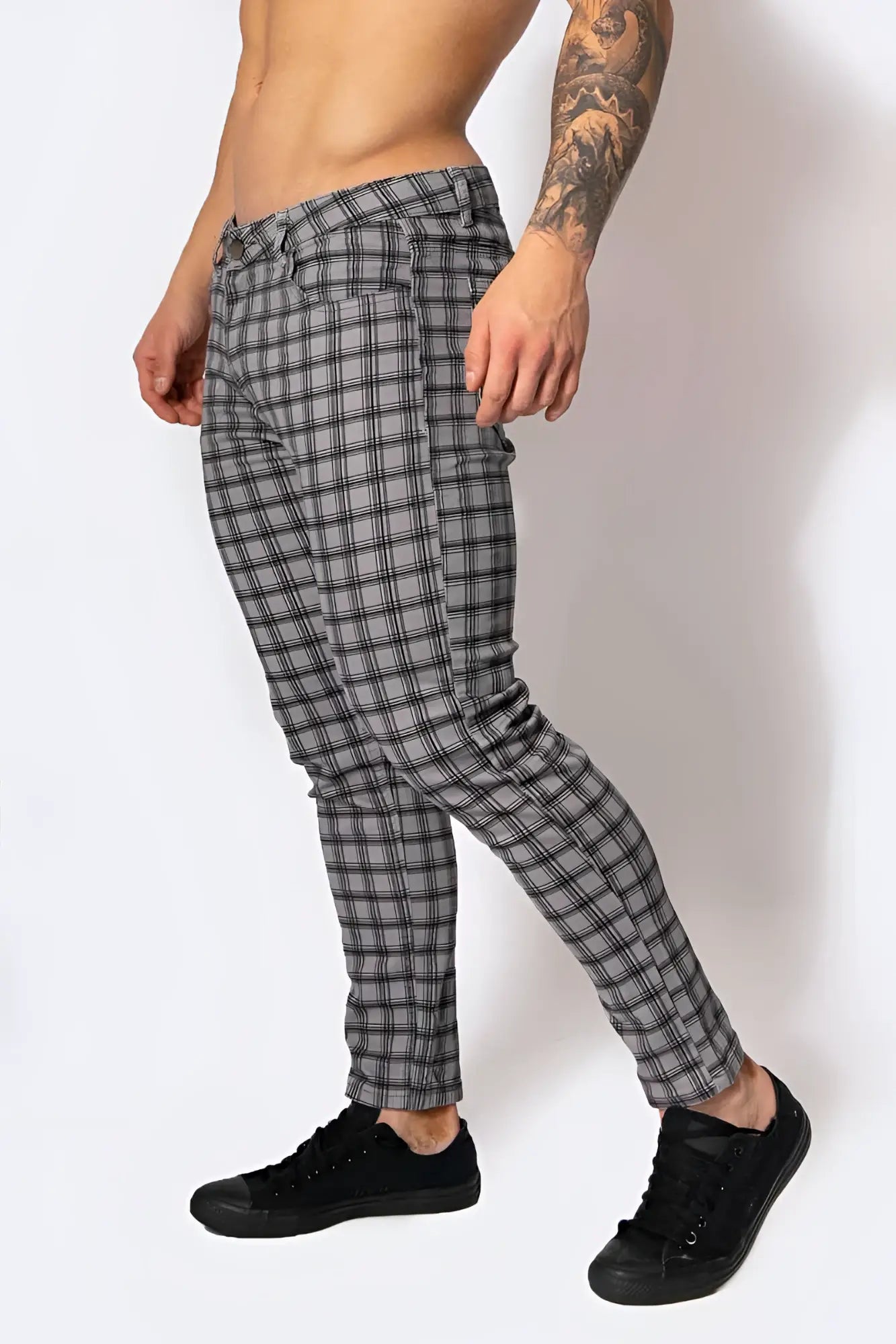 Jed North Embassy Grid slim-fit gray and black plaid trousers in size M for stylish casual and formal wear
