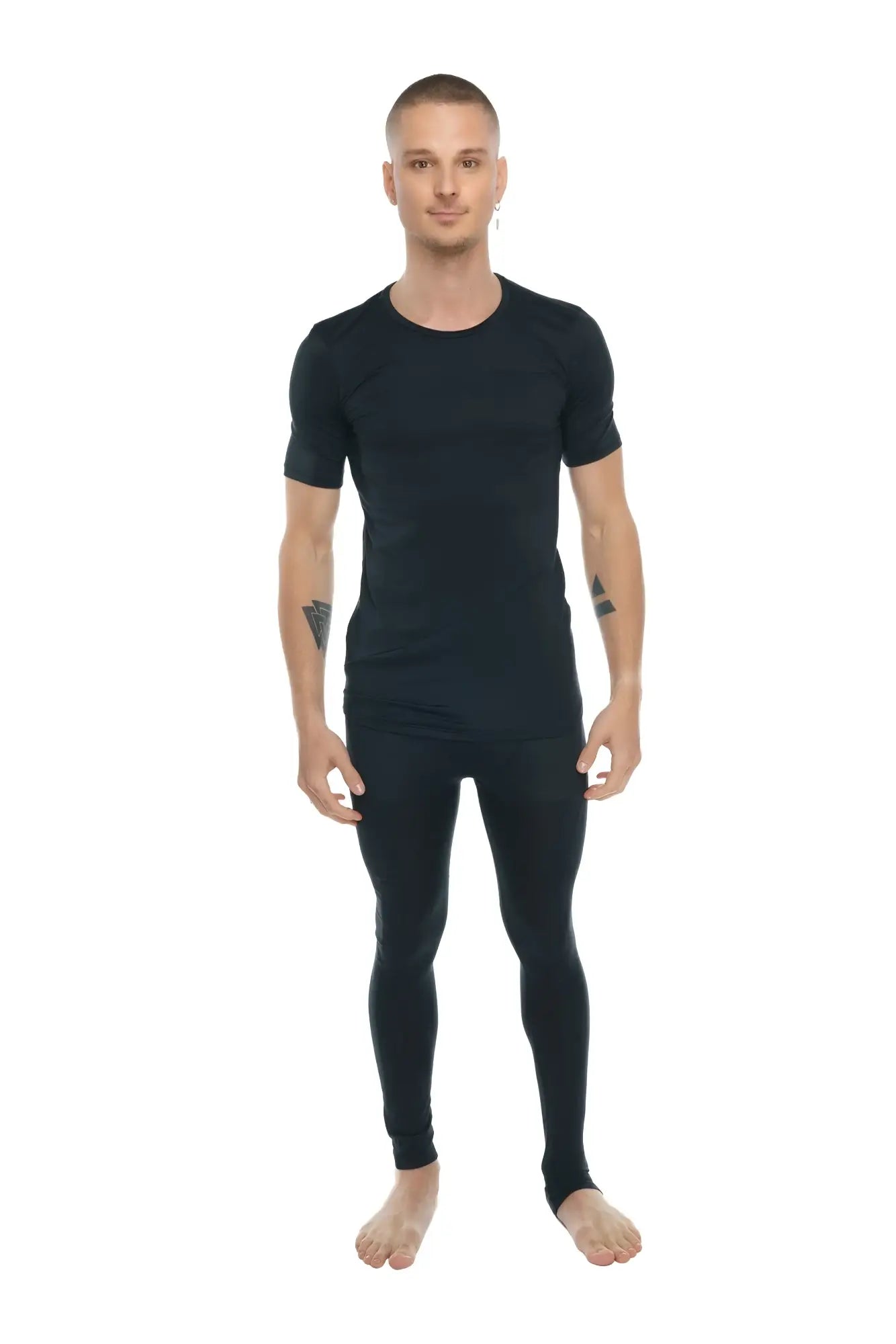 Black carbon perfect pocket crew-neck tee short-sleeved athletic top with ribbed cuffs and hem in form-fitting fabric