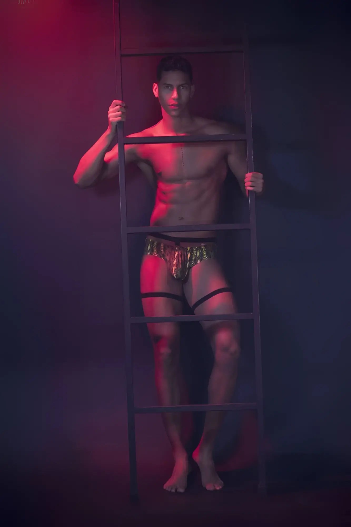 Pikante pik 0510 neon briefs in shiny gold and black patterned fabric with thin black straps in green color