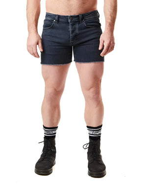 Dark blue denim quad short with frayed hem for a casual summer look