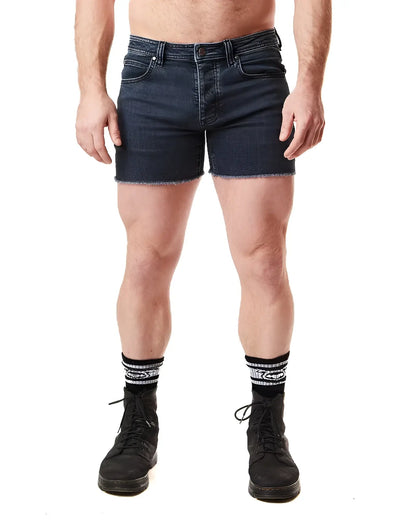 Dark blue denim quad short with frayed hem for a casual summer look