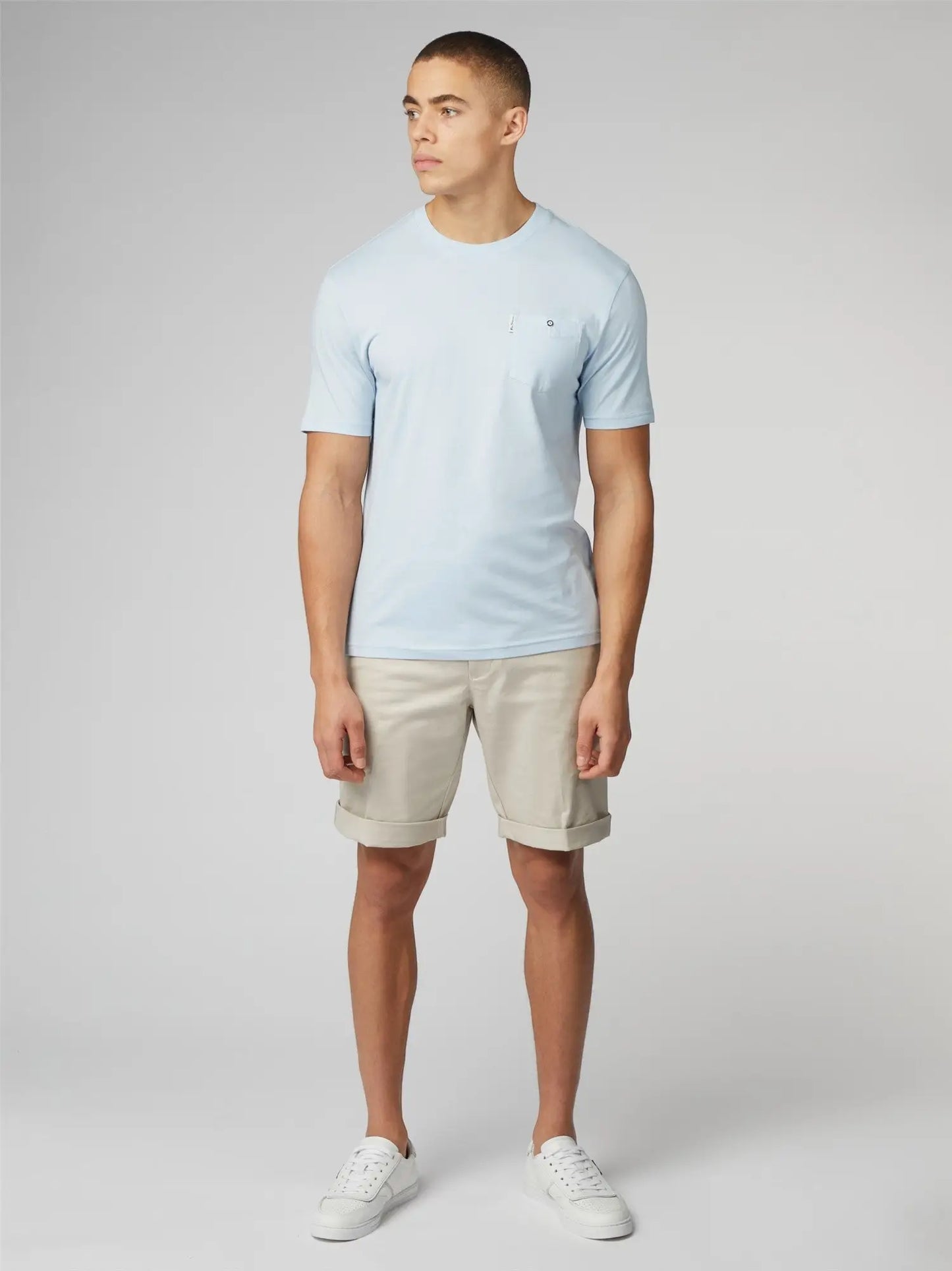 Light blue short-sleeved cotton signature t-shirt with chest pocket and small embroidered logo on the left chest