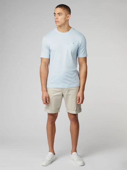 Light blue short-sleeved cotton signature t-shirt with chest pocket and small embroidered logo on the left chest