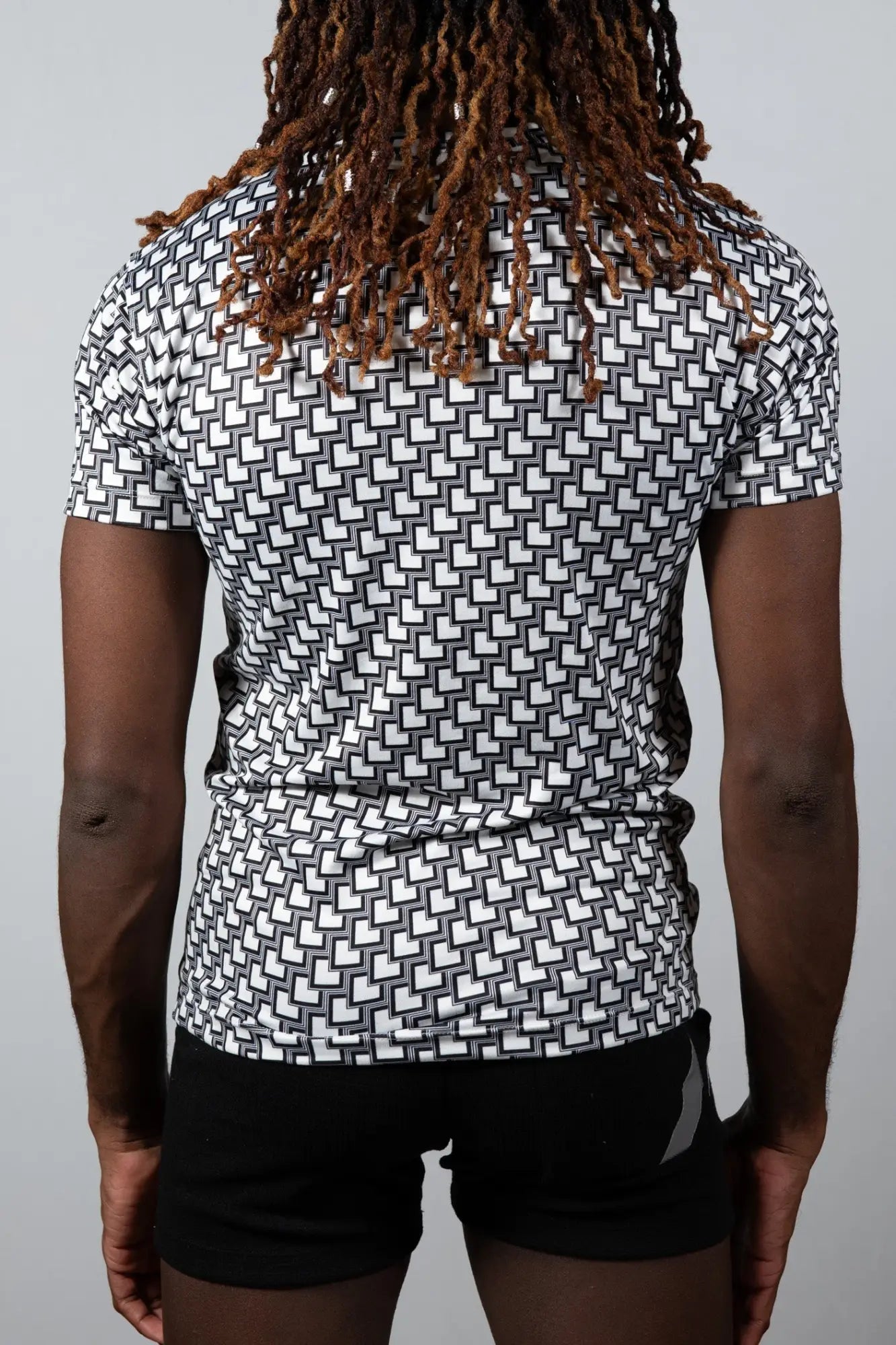 Black and white geometric patterned short-sleeve athletic shirt tile print tee for activewear use