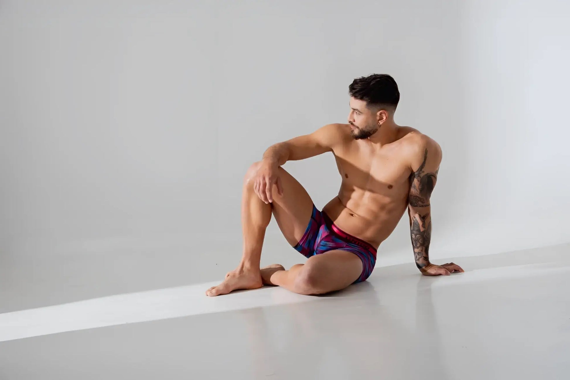 Men’s athletic briefs unico 24020100112 yute trunks in vibrant purple red and blue with matching elastic waistband