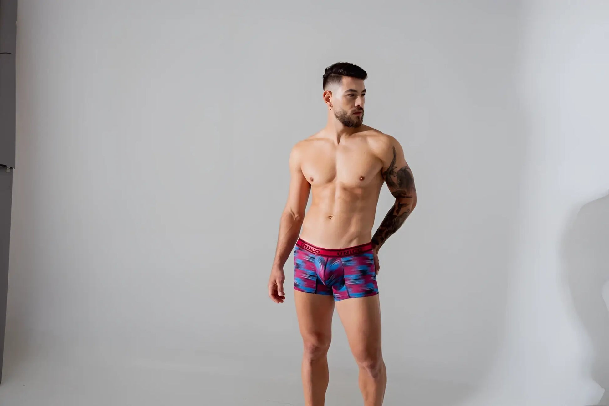 Men’s boxer briefs unico 24020100112 yute trunks color 89-red with vibrant pink blue purple geometric pattern and red waistband