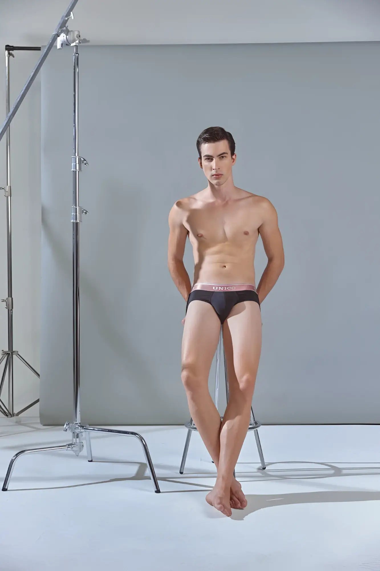 Black uniqlo briefs with a pink waistband featuring the uniqlo logo in oro rosa color 99-black
